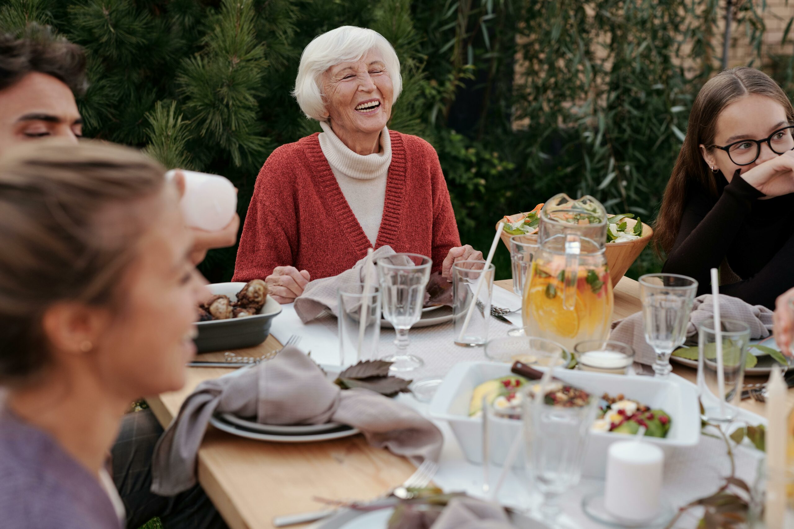 Glückliche Familie, Die Abendessen Im Garten Genießt